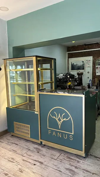 Fanus Cafe için özel üretim; petrol yeşili gövdeli, gold altın metal çerçeveli, siyah mermer tablalı butik cafe bankosu ve pasta vitrini
