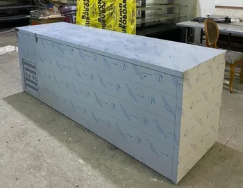 Doğal ahşap desenli giydirme kasalı, çift sürgü cam kapılı, LED aydınlatmalı ve siyah çerçeveli dik tip restoran içecek dolabı