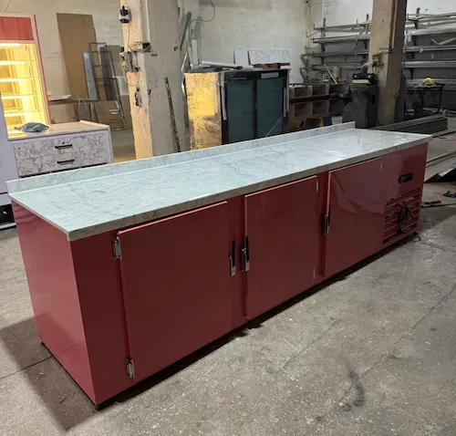 Beyaz mermer üst tablalı, kırmızı gövdeli, 3 kapılı endüstriyel tip soğutmalı fast food hazırlık ve servis tezgahı