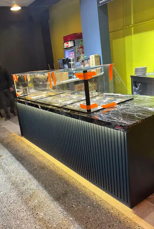 Siyah mermer üst tablalı, antrasit dikey panelli, cam siperlikli, LED aydınlatmalı modern lokanta ve fast food yemek servis benmarisi