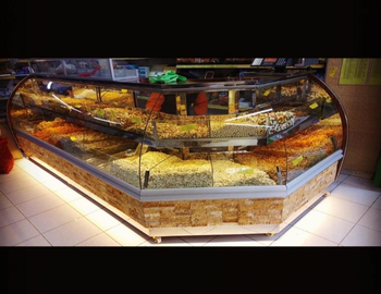 Doğal taş görünümlü dekoratif kaplamalı, köşe dönüşlü, LED aydınlatmalı ve geniş cam hazneli kuruyemiş çerez teşhir tezgahı