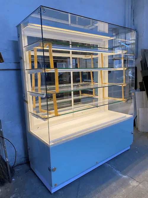 Beyaz lake kaplamalı, gold sarı metal raf dikmeli, led aydınlatmalı, dikey tip kule pasta ve tatlı teşhir vitrini buzdolabı