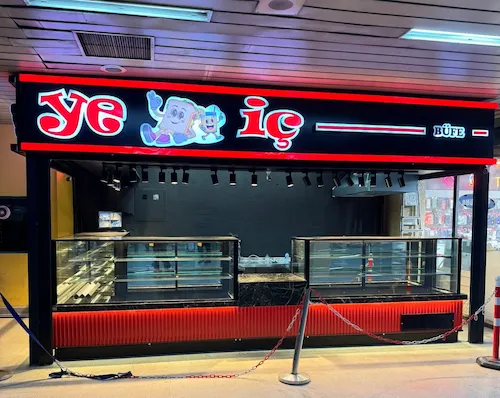 Kırmızı oluklu panelli, siyah mermer tablalı, çift vitrinli modern büfe ve sandviç teşhir tezgahı