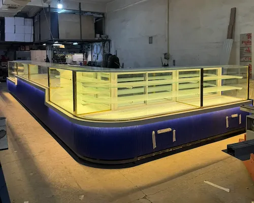 Lacivert oluklu panelli, gold altın profilli, mavi led aydınlatmalı, L tipi modern lüks pastane vitrini ve köşe teşhir dolabı