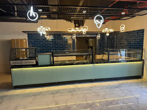 Mint yeşili oluklu panelli, siyah mermer tablalı, LED aydınlatmalı ve çok fonksiyonlu modern pastane kafe teşhir tezgahı kombini