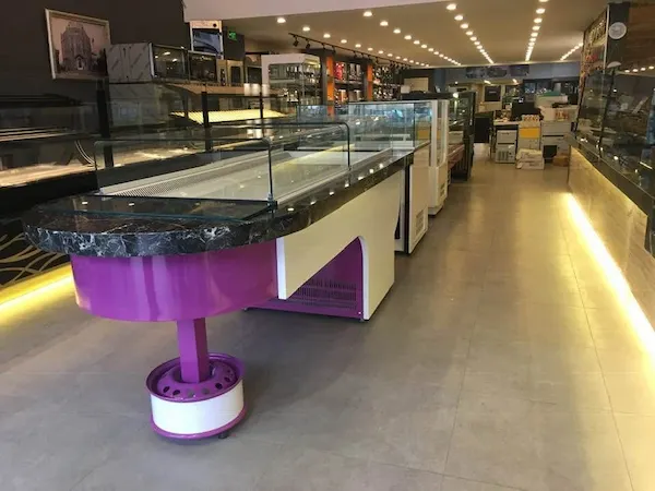 Mor ve beyaz renkli, siyah mermer tablalı, jant ayaklı özel tasarım havuz tipi soğutma dolabı