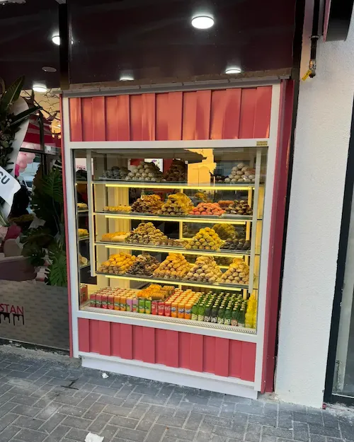 Pembe oluklu panelli, led aydınlatmalı, hem pasta hem meşrubat teşhirine uygun dikey dış mekan soğutma dolabı vitrini