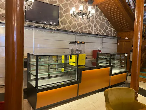 Turuncu led aydınlatmalı, siyah mermer tablalı, çift vitrinli modern pastane ve kafe teşhir dolabı