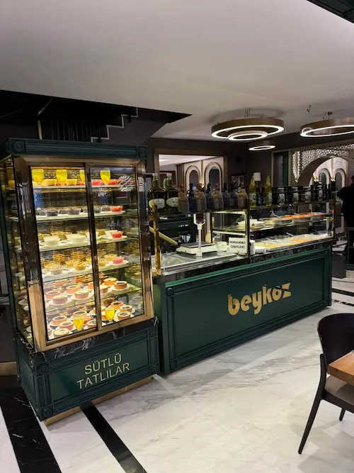 Zümrüt yeşili lake kaplamalı, gold altın çerçeveli, sütlü tatlılar ve dondurma için özel tasarlanmış lüks pastane teşhir vitrini
