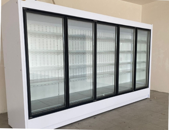 Beyaz gövdeli, 5 kapılı, siyah çerçeve detaylı cam kapaklı, ayarlanabilir raflı market tipi sütlük ve şarküteri dolabı