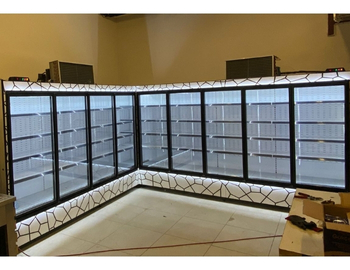 Özel dekoratif geometrik desenli ve ışıklı panelli, L tipi köşe dönüşlü, geniş iç hacimli modern market sütlük ve meşrubat dolabı