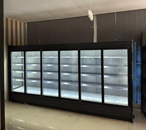Siyah renkli gövdeye sahip, 6 kapılı, LED aydınlatmalı ve geniş iç hacimli modern market tipi sütlük ve şarküteri dolabı