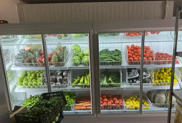 Beyaz çerçeveli cam kapılı, meyve ve sebzeler için özel eğimli tel sepet raflı, LED aydınlatmalı manav soğutma dolabı